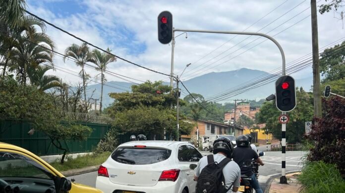 Nuevos semáforos en La Estrella ya están en funcionamiento: mejora clave para la movilidad y la seguridad vial